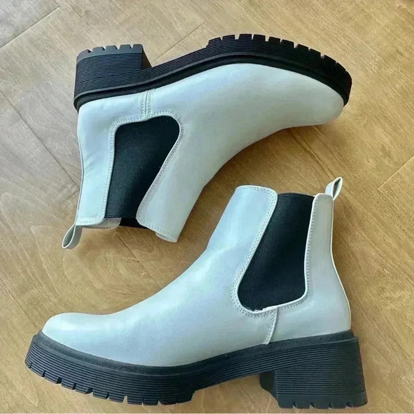 Amazon Essentials Women’s Combat Chelsea Boots, Black/Off White, Size 10 - Picture 11 of 16